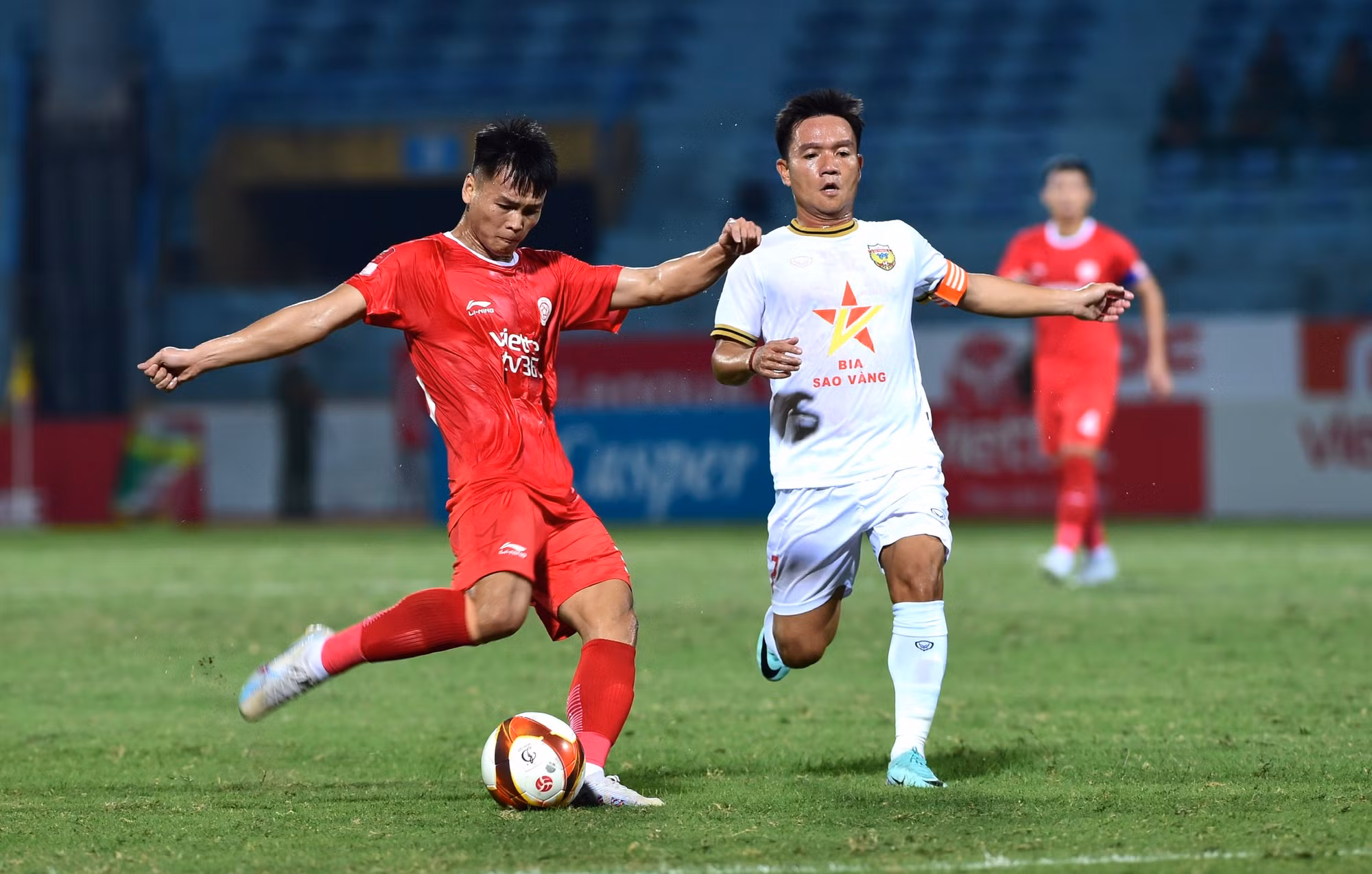 Các cầu thủ Viettel thi đấu nỗ lực nhằm giành trận thắng đầu tiên của mùa giải V-League 2023/2024.