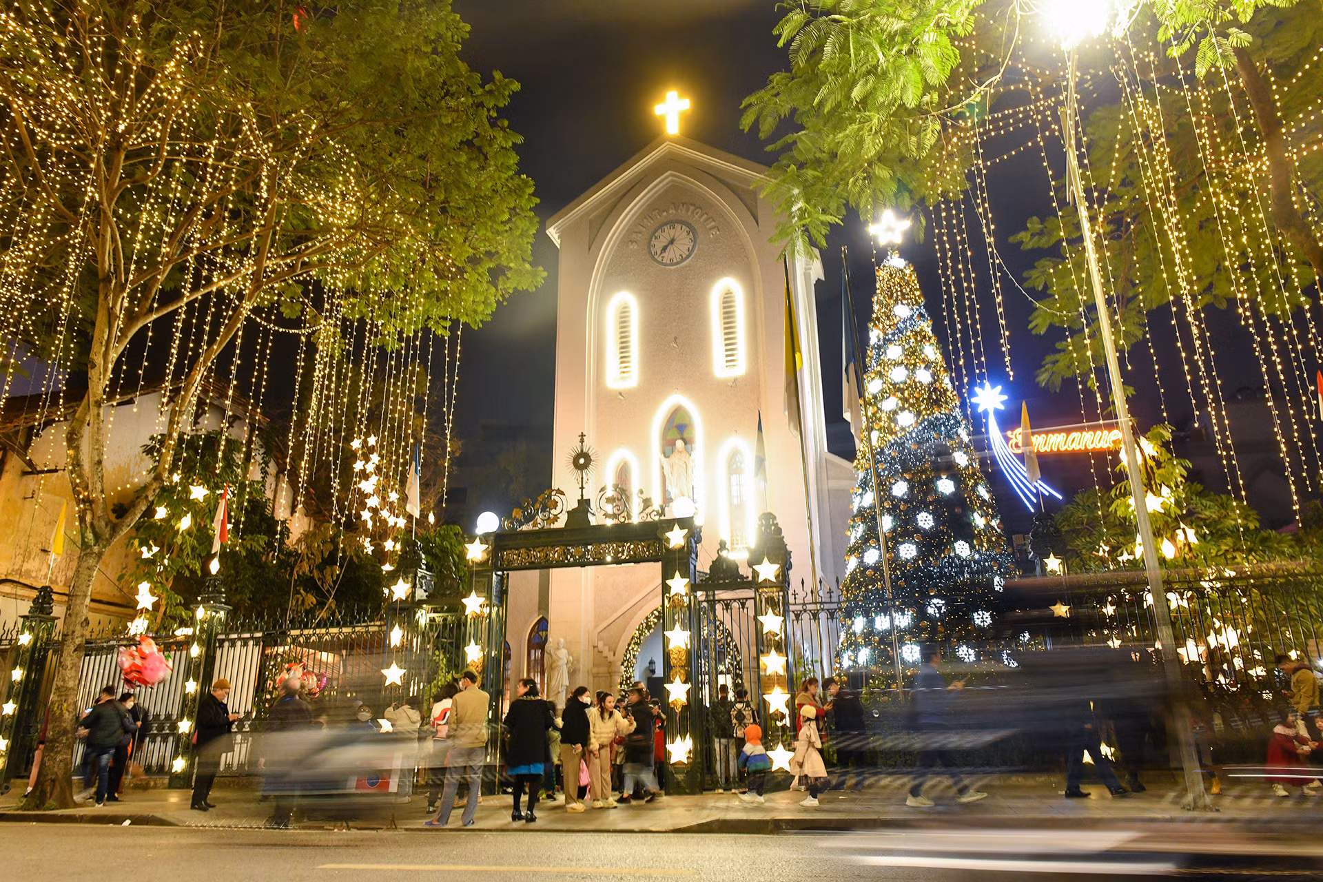 Các nhà thờ được thắp sáng tạo điểm nhấn các trên phố phường.