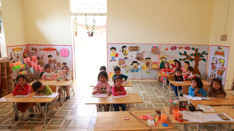 Các em nhỏ là người H'Mông.