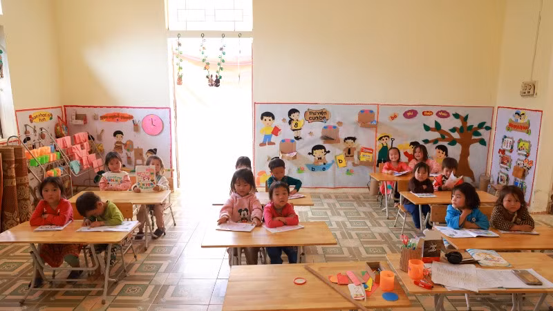 Các em nhỏ là người H'Mông.
