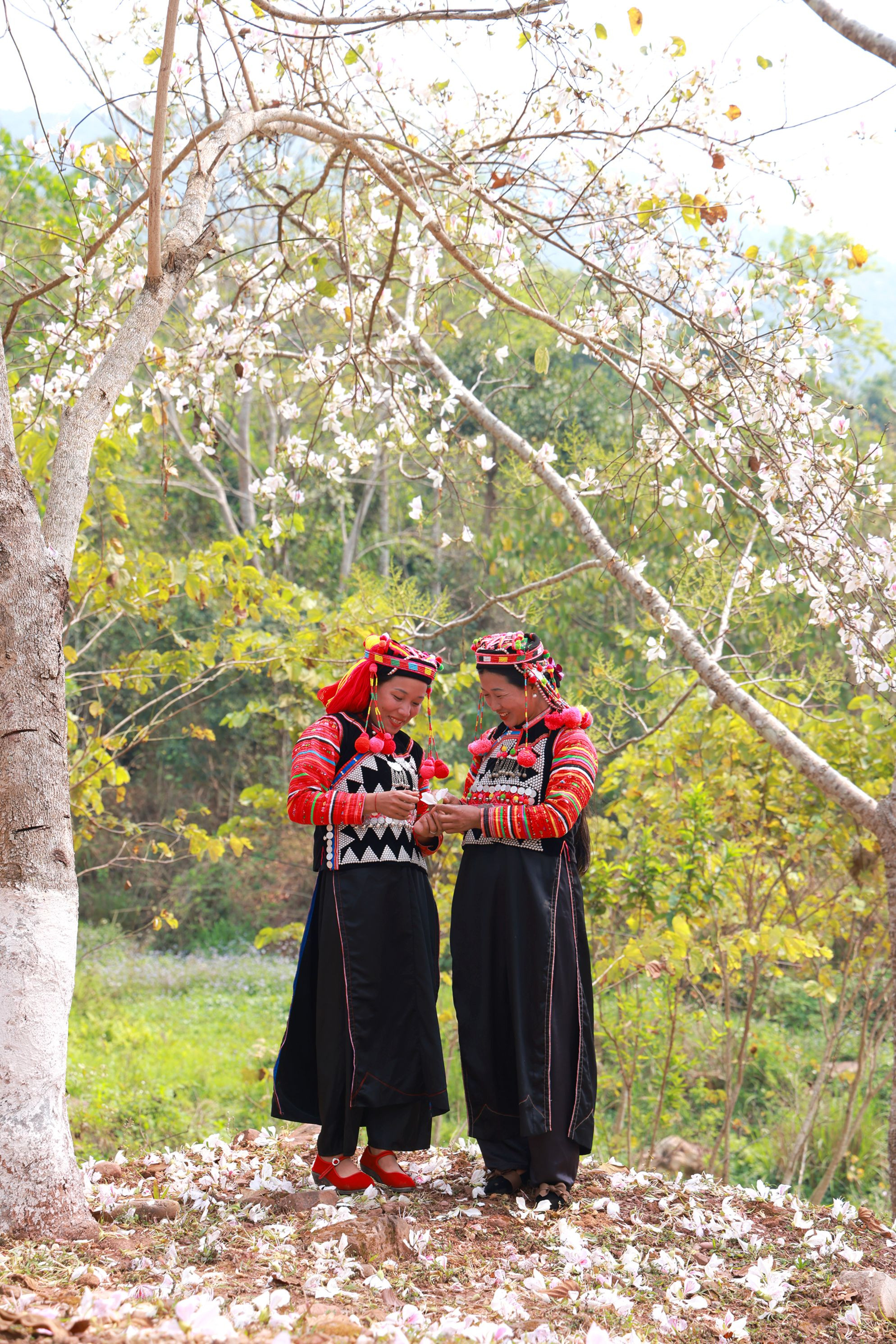 Trang phục cũng phản ánh phẩm chất tốt đẹp của phụ nữ dân tộc Hà Nhì.