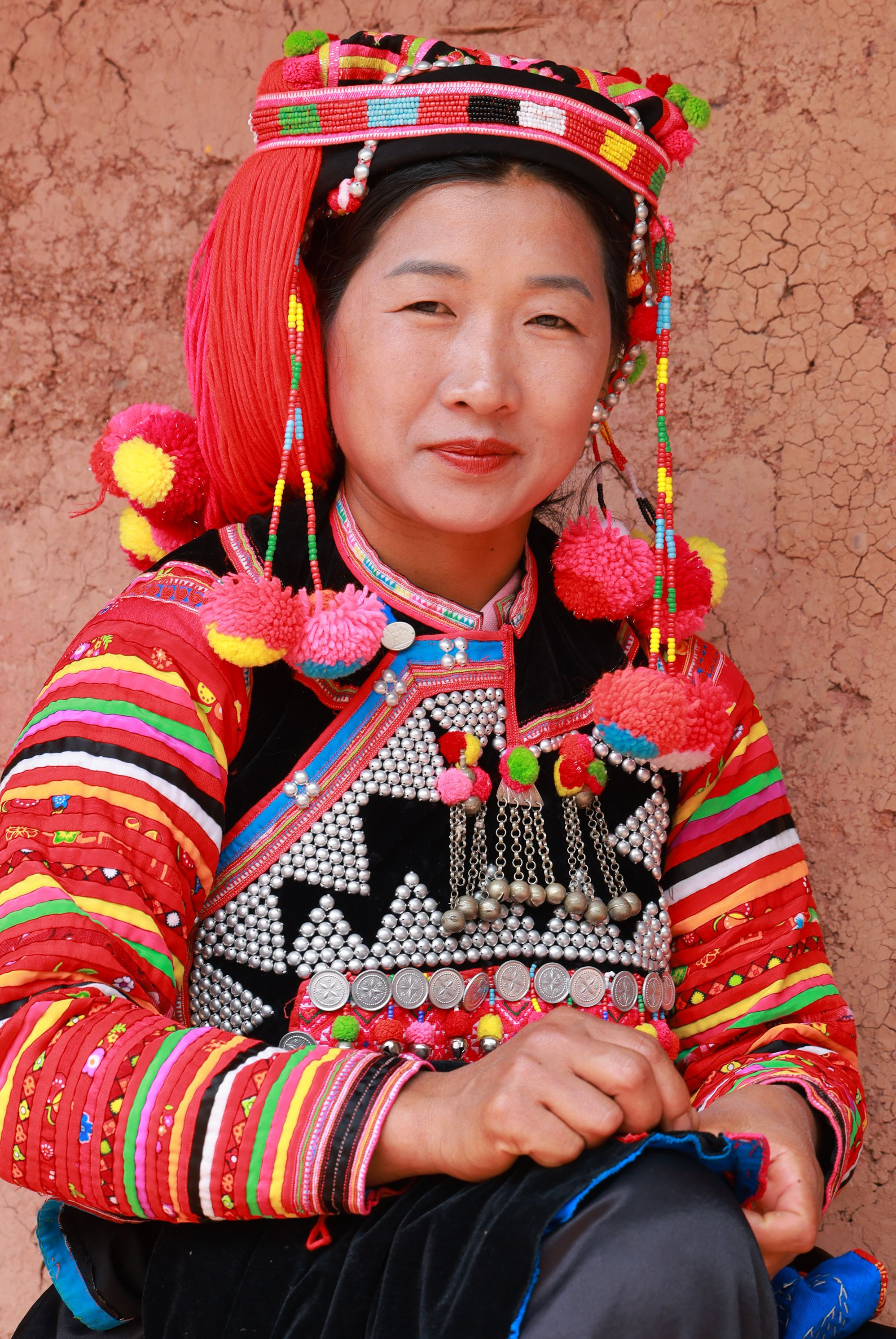 Phụ nữ dân tộc Hà Nhì có vẻ đẹp hiền hòa, tươi tắn.