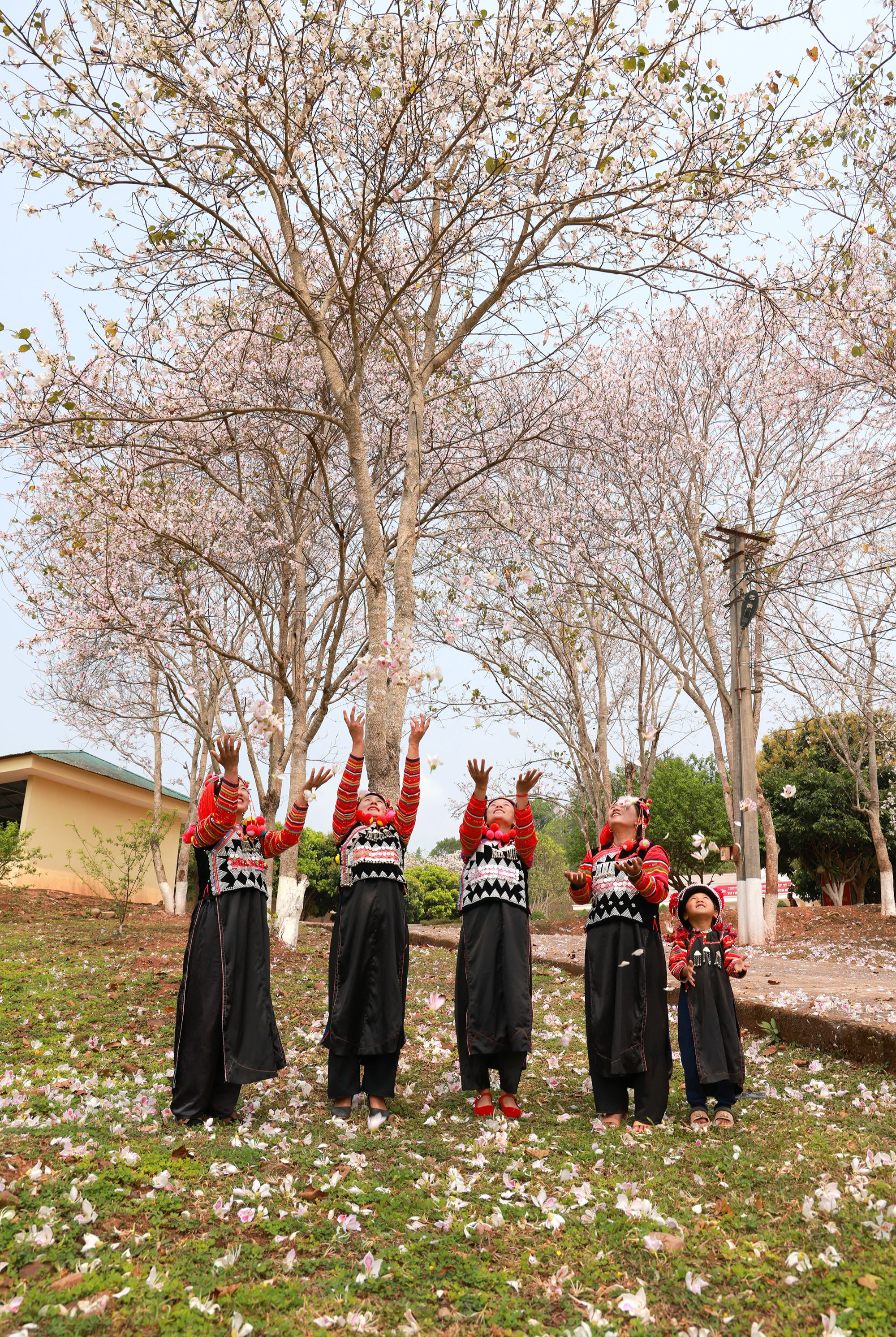 Đời sống đồng bào dân tộc hòa mình trong vẻ đẹp kỳ diệu của thiên nhiên.