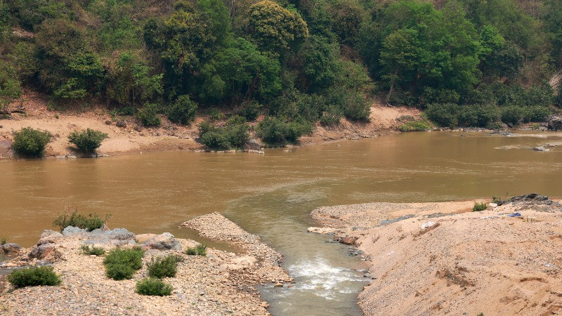 Con nước đầu nguồn hiền hòa vào mùa xuân.