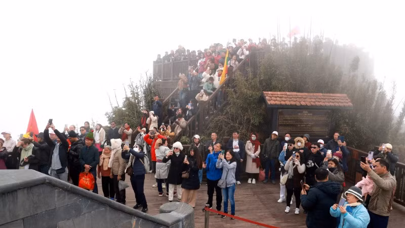 Du khách vẫn dõi theo lá cờ Tổ quốc đang tung bay trên nền trời.