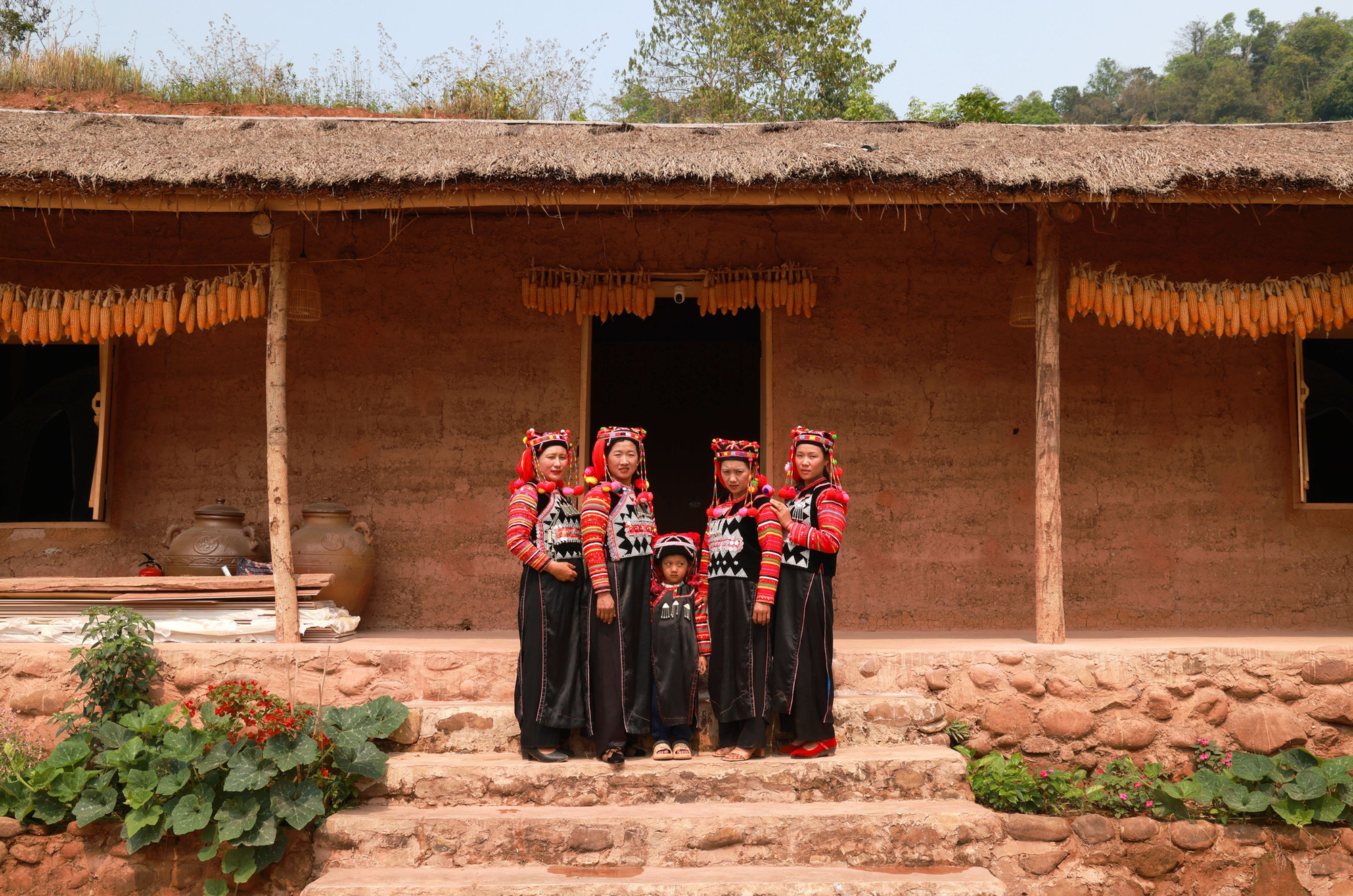 Những căn nhà bản sắc thế này đã được sử dụng làm homestay và phụ nữ Hà Nhì đang rất tích cực phát triển kinh tế du lịch.
