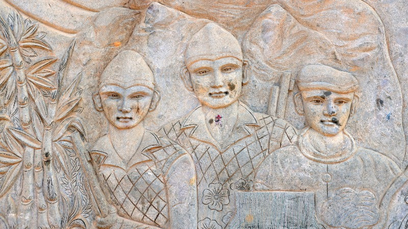 Bia đá đã in dấu ấn thời gian.