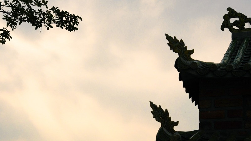 Không khí mùa xuân ấm áp và bảng lảng.