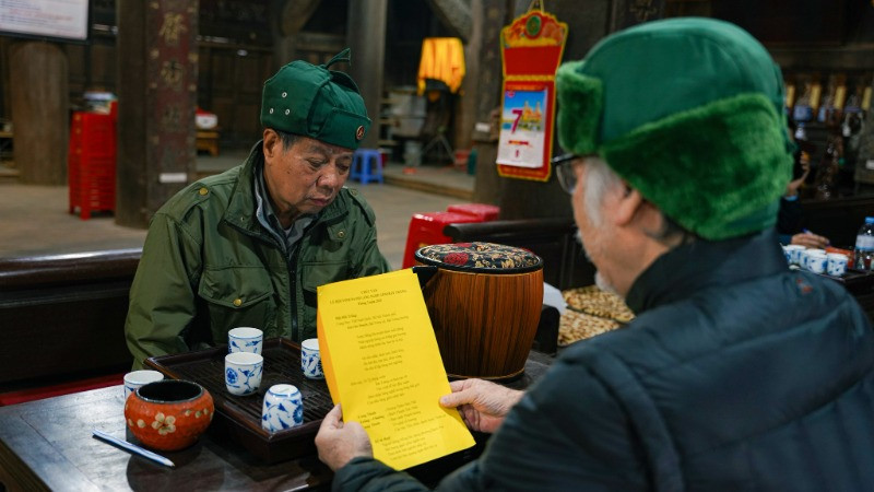 Các bậc cao niên tập trung cân nhắc mọi việc.