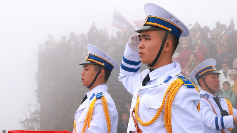 Nghiêm trang trong niềm xúc động.