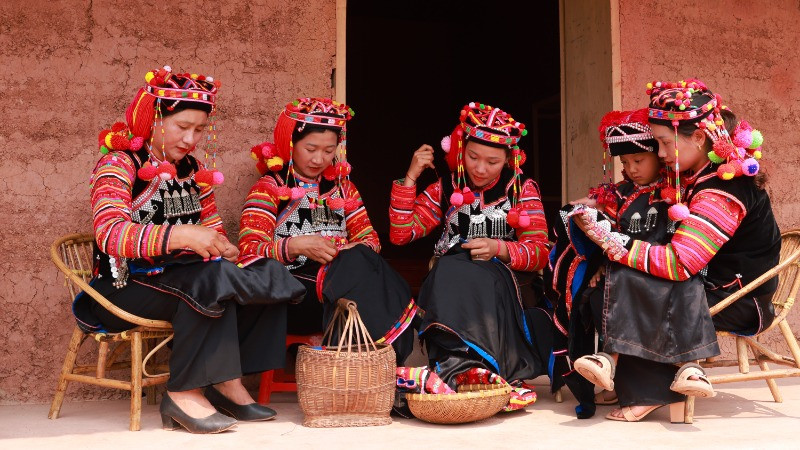 Phụ nữ người Hà Nhì rất khéo thêu thùa, may vá.