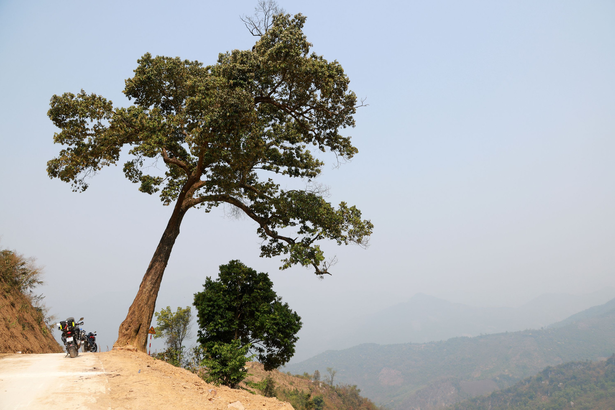 Núi rừng vẫn hoang sơ, hùng vĩ.