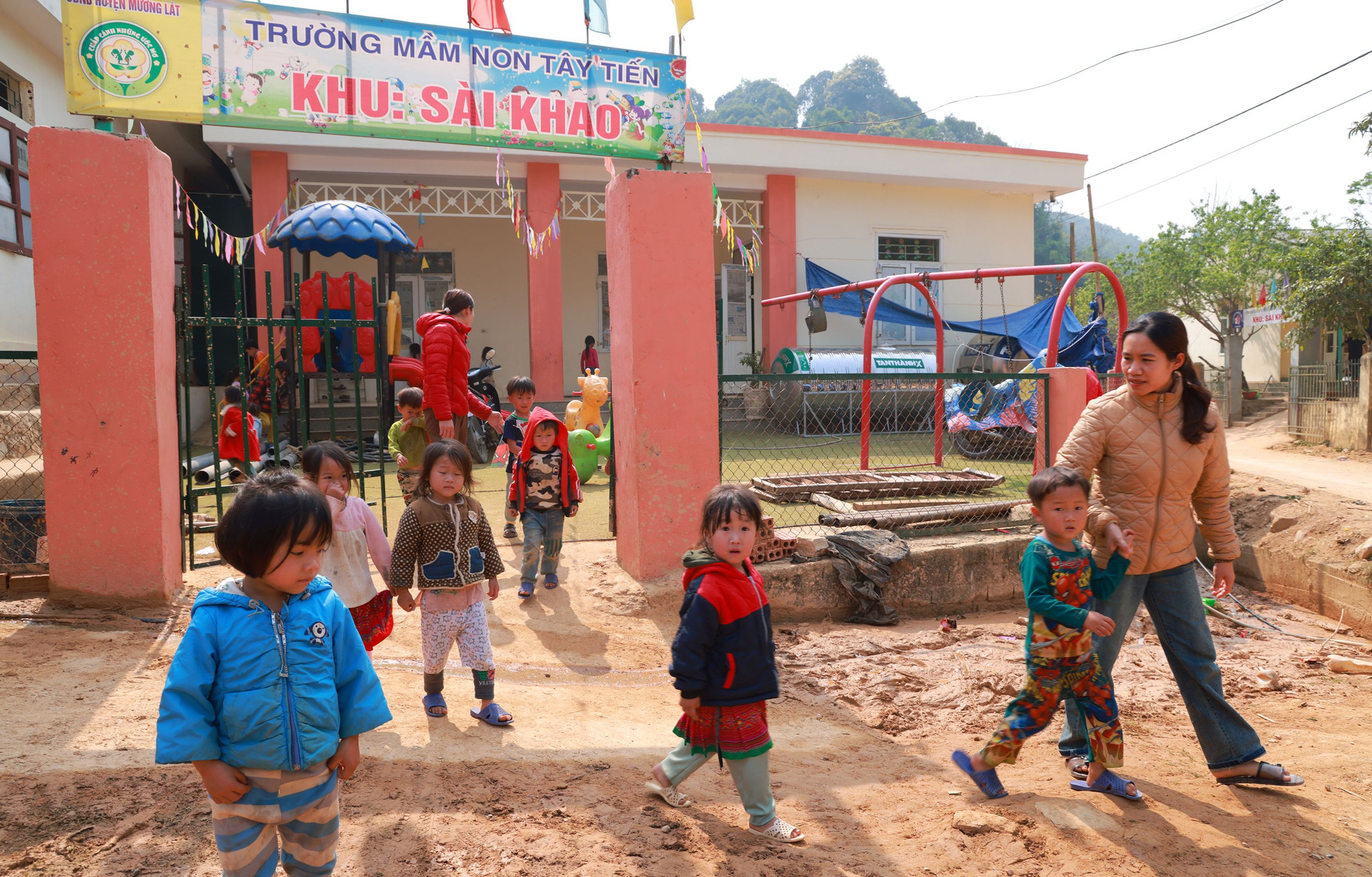 Trường mầm non Tây Tiến khu Sài Khao vẫn còn khá đơn sơ.
