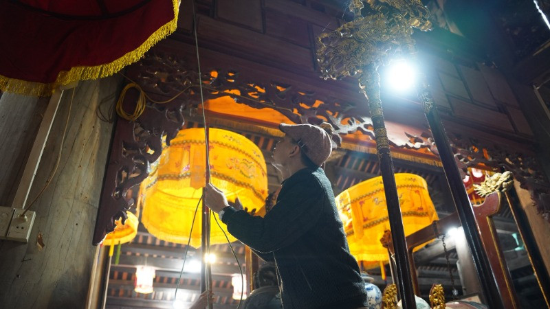 Bên trong đình làng.