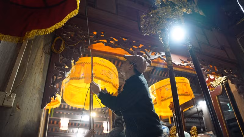 Bên trong đình làng. Bên trong đình làng.