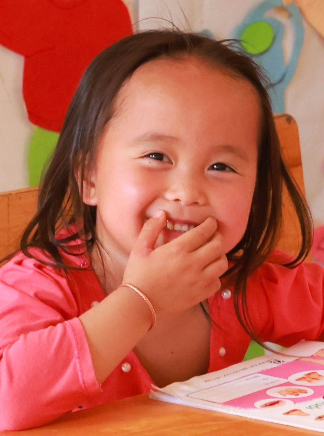 Nụ cười hồn nhiên của một em nhỏ trong lớp mầm non.