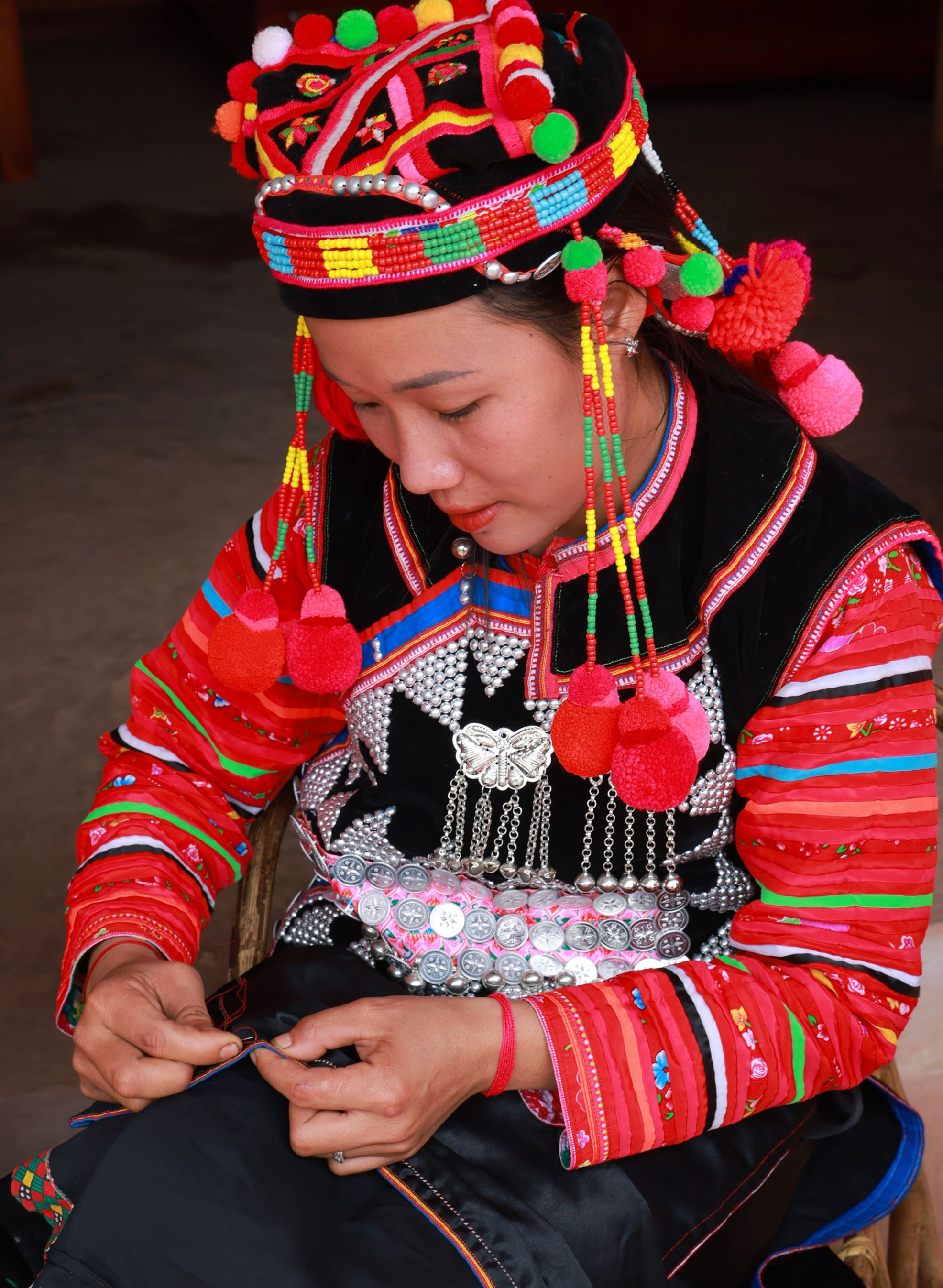 Vẻ đẹp của người phụ nữ Hà Nhì biểu hiện ở nhiều góc độ đời sống.