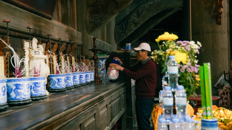 Không gian tĩnh lặng ở đình làng Bát Tràng.