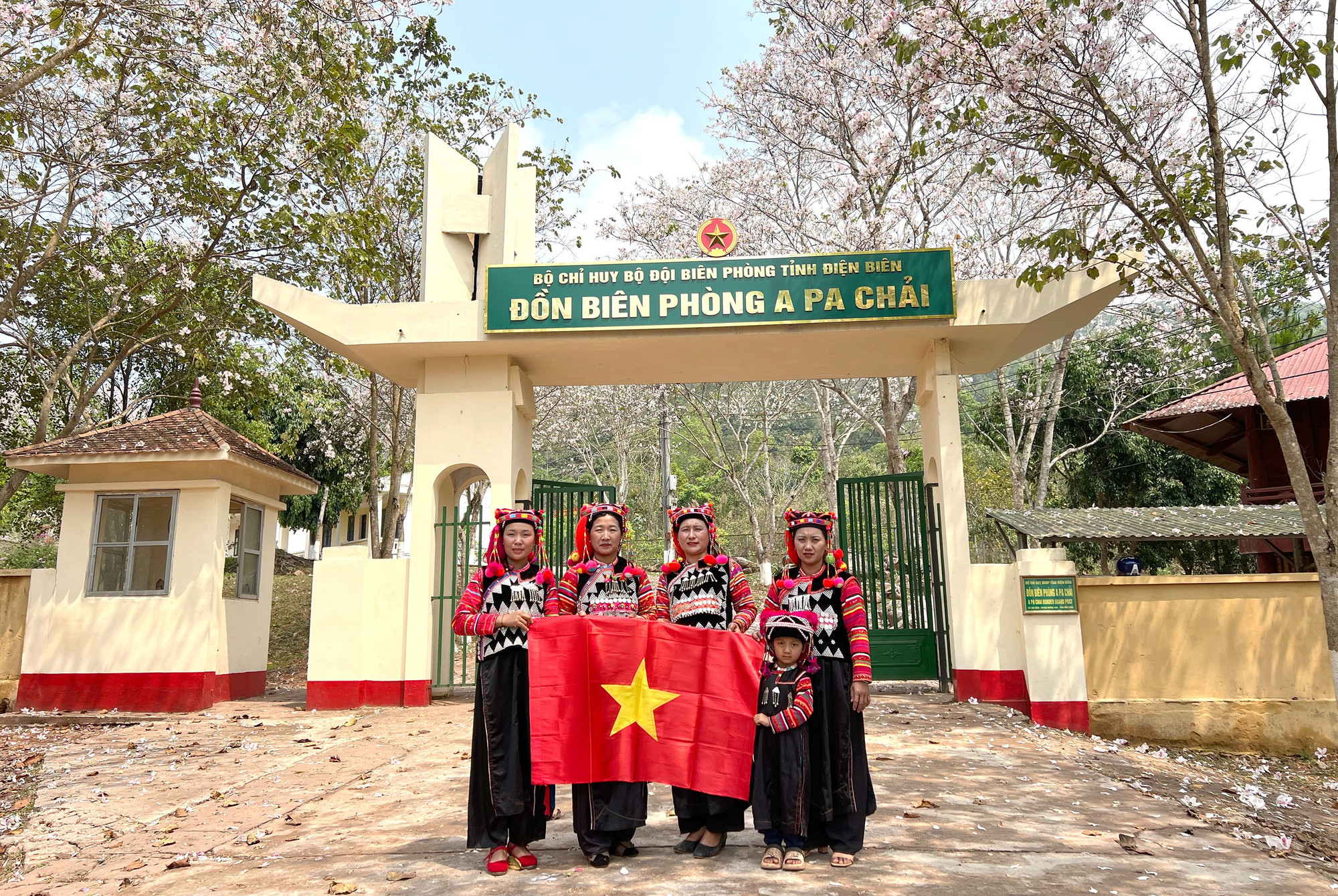 Bộ đội biên phòng là điểm tựa để bà con phát triển đời sống và giữ gìn bản sắc văn hóa.