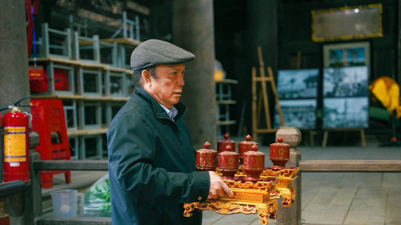 Mọi thao tác thực hiện trong sự lặng lẽ và tôn kính.