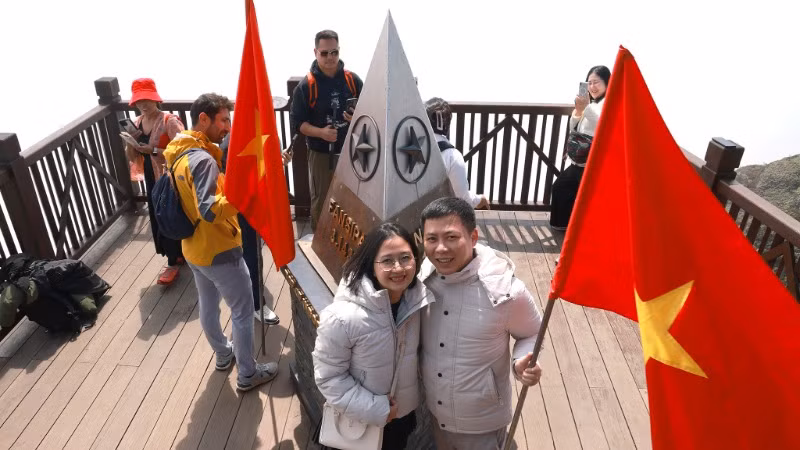 Đây là lần đầu tiên anh Toàn, chị Thảo chinh phục đỉnh Fansipan và kỷ niệm ấn tượng nhất với họ chính là được dự Lễ chào cờ.