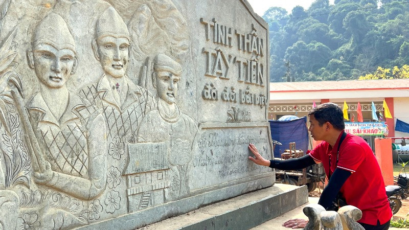 Ai đến nơi này đều dành những phút trang nghiêm tưởng niệm đoàn quân Tây Tiến.