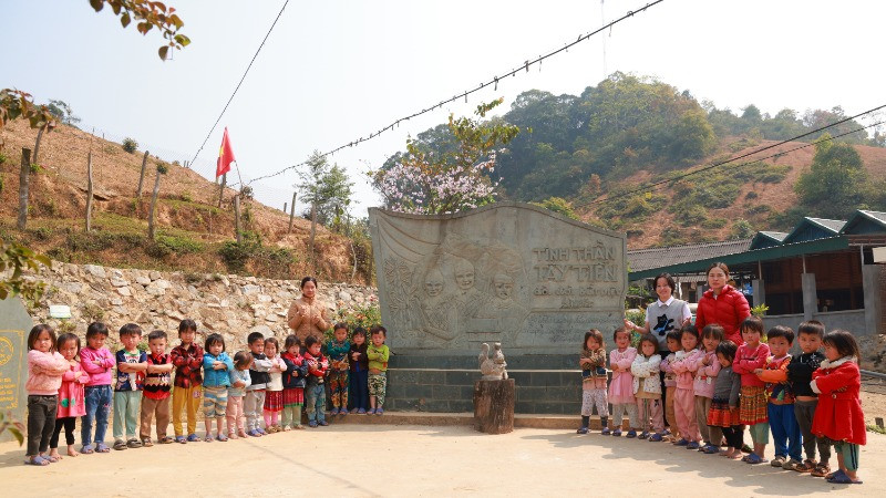 Cô và trò điểm trường khu Sài Khao thăm bia tưởng niệm đoàn quân Tây Tiến.