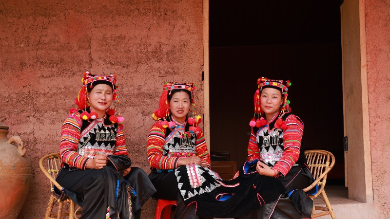 Người Hà Nhì luôn tự hào về bản sắc qua trang phục.