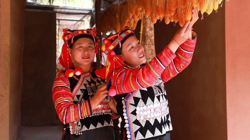 Trang phục truyền thống đầy sắc mầu, hình khối.