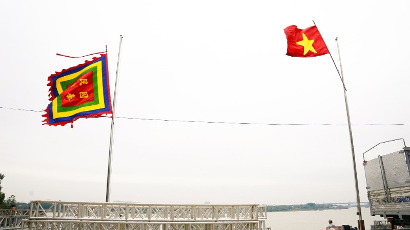 Cờ Tổ quốc và cờ hội đã được kéo lên.