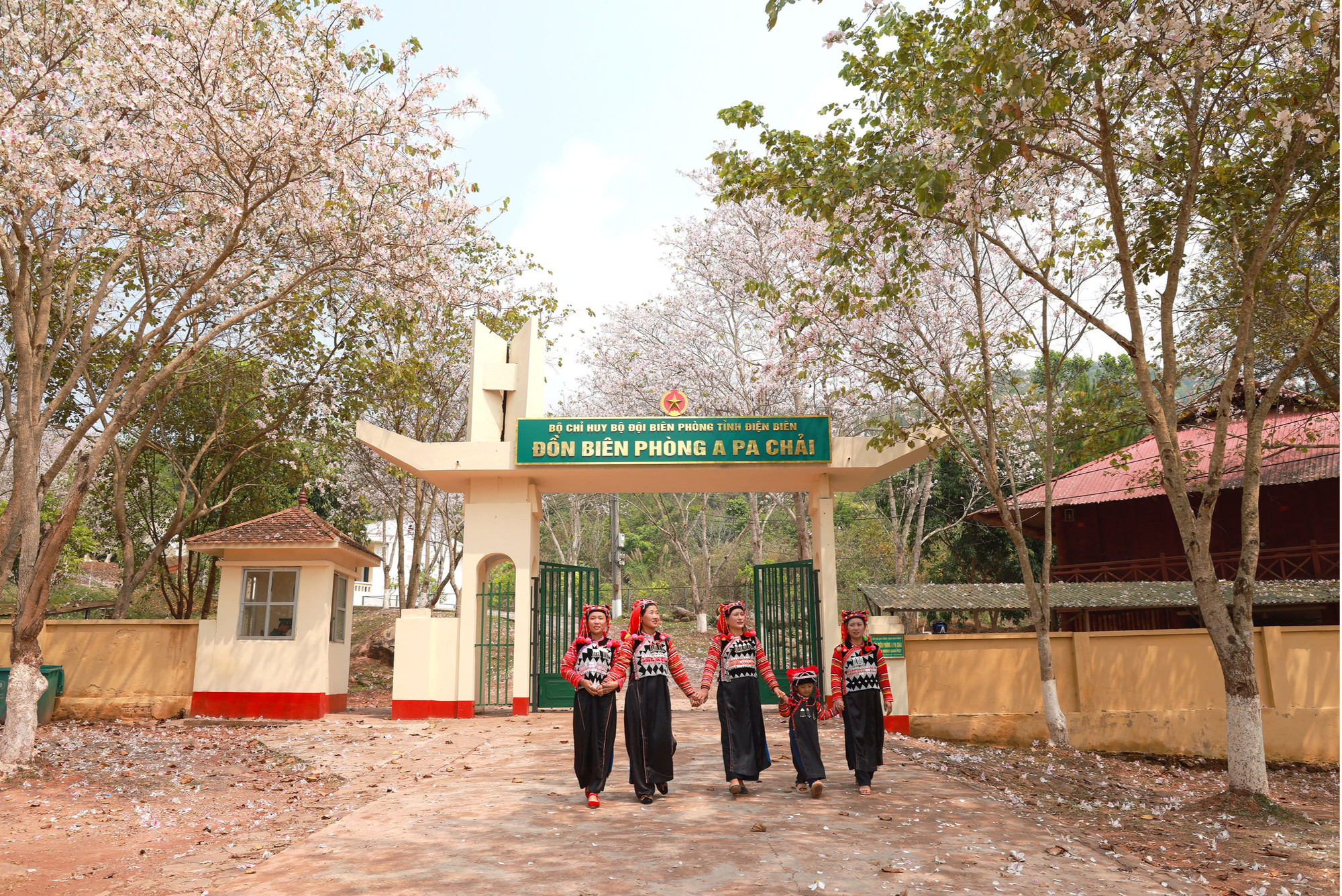 Mỗi khi Đồn Biên phòng A Pa Chải có sự kiện quan trọng, phụ nữ Hà Nhì đều hăng say góp lời ca, tiếng hát chúc mừng.