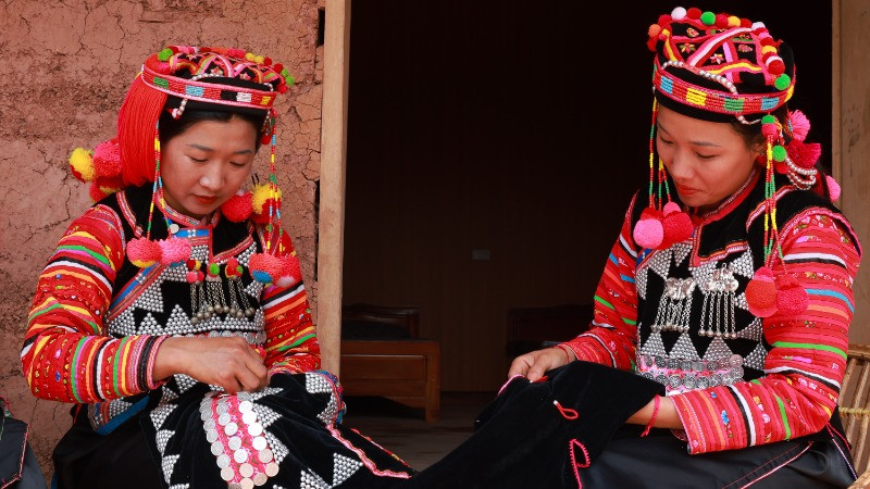 Trong trang phục truyền thống, mũ đội đầu rất công phu.