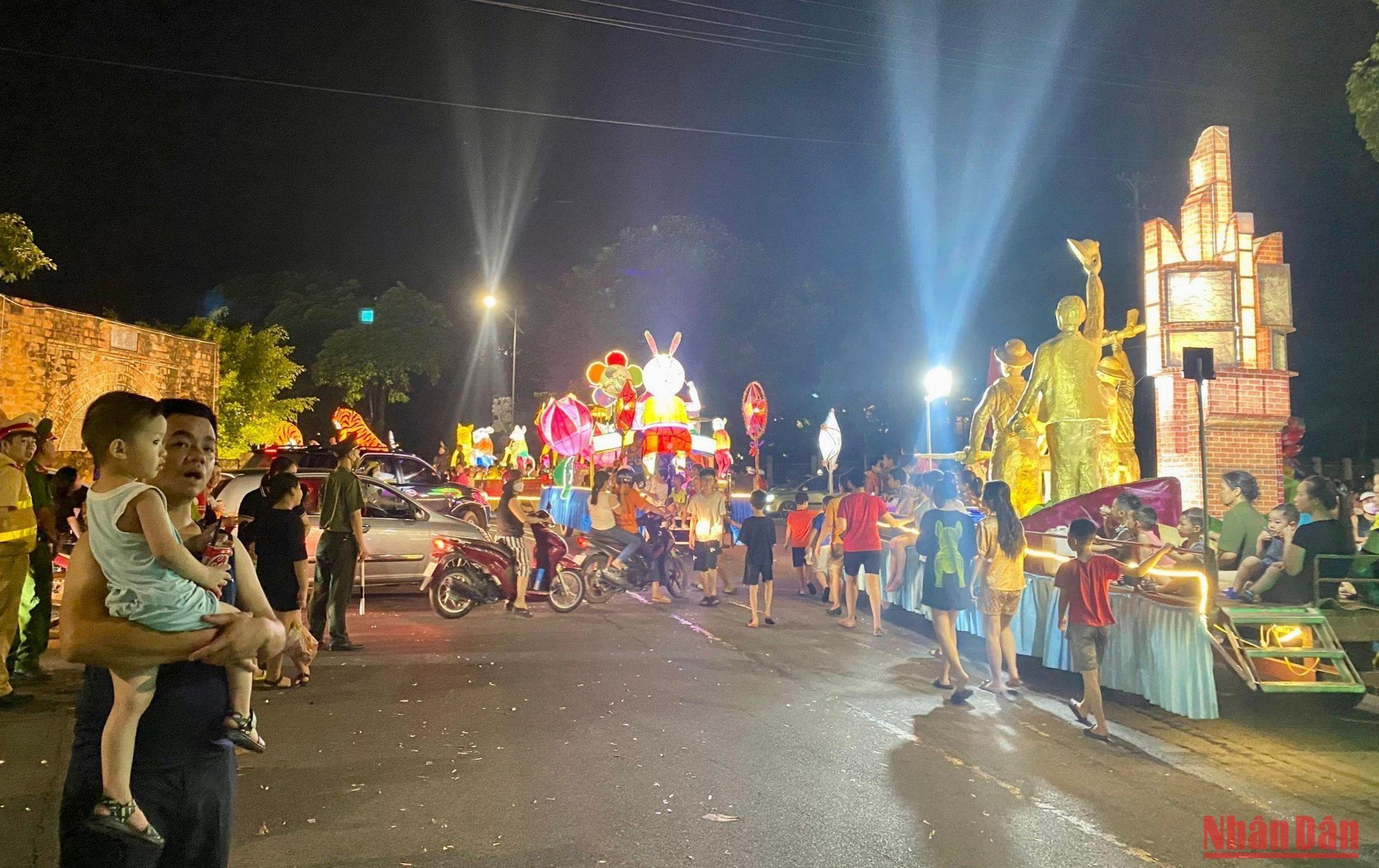 Lực lượng an ninh, cảnh sát mỗi tối đều phải trực tại các đường phố để điều tiết giao thông. Công tác bảo đảm an ninh luôn được chính quyền địa phương chú trọng, giúp người dân và du khách thập phương yên tâm vui hội.