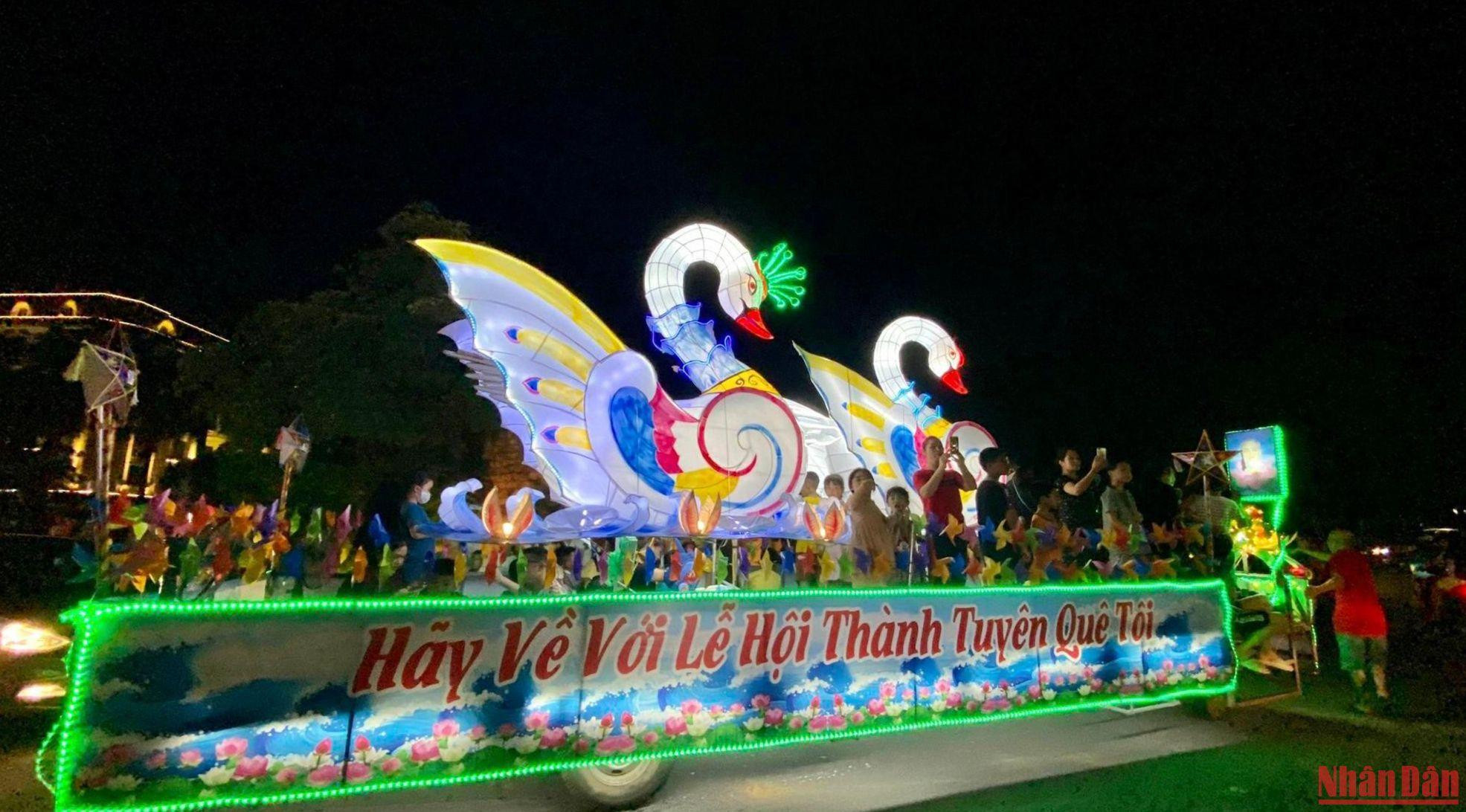 Ông Nguyễn Hữu Tân, Tổ trưởng tổ dân phố số 1, phường Tân Quang, cho biết: Chi phí làm mỗi chiếc đèn trung thu từ 70-150 triệu đồng, hoàn toàn do dân tự đóng góp. Toàn thể bà con đồng thuận người góp công, người góp của, cùng chung sức để tổ dân phố nào cũng có một tác phẩm hoàn hảo nhất có thể phục vụ các em nhỏ.