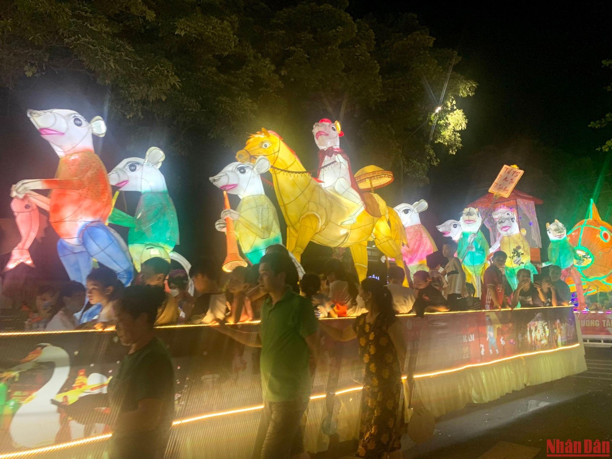 Các em nhỏ thích thú, háo hức còn các bậc cha mẹ, tổ dân phố tối tối thay phiên nhau đẩy xe đưa các em đi chơi “Trung thu sớm”.