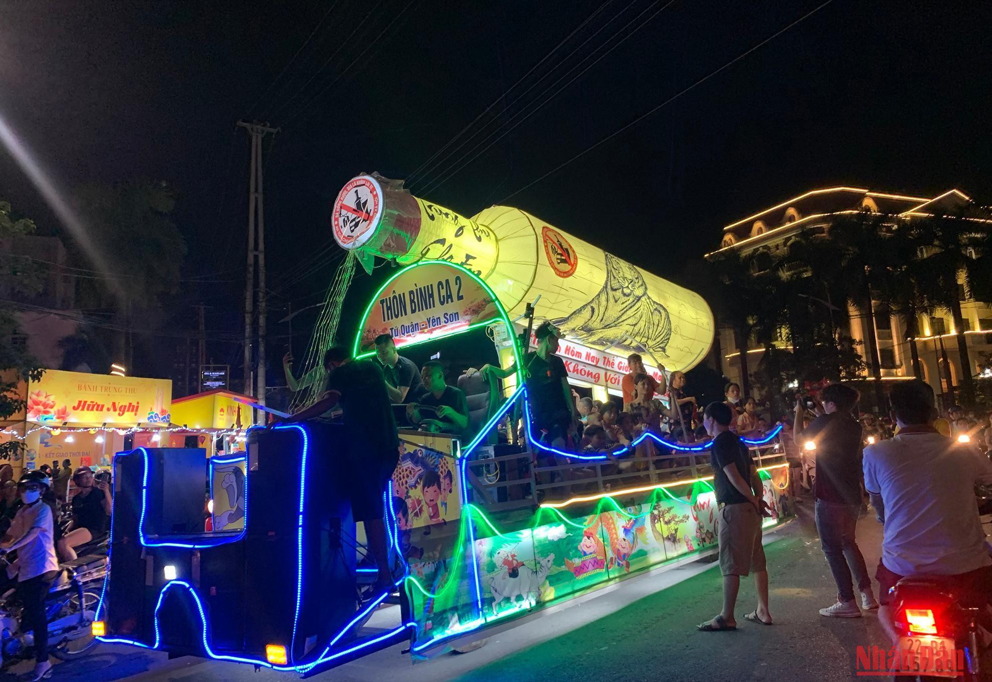 Mô hình đèn Trung thu được người dân địa phương tự thiết kế, sáng tạo bằng vật dụng như dây thép, tre, nứa, giấy... lấy cảm hứng từ những nhân vật lịch sử, câu chuyện cổ tích, các linh vật hay các vật dụng gắn liền với đời sống của người dân.