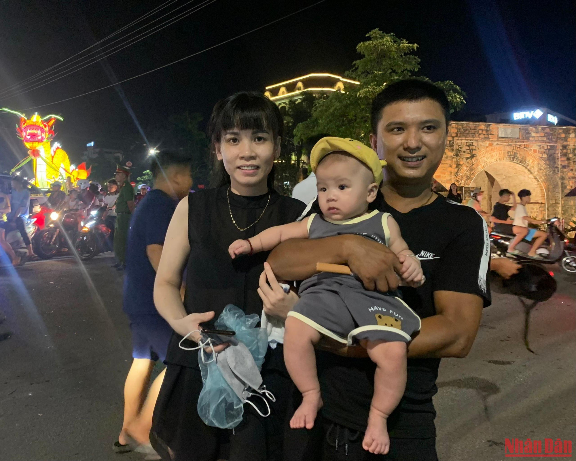 Anh Chính (phường Nông Tiến, thành phố Tuyên Quang) chia sẻ: Từ nhiều năm nay, Lễ hội đã đi sâu vào đời sống người dân Tuyên Quang, ai ai cũng vui mừng, phấn khởi và tự hào. Mặc dù con trai chưa đầy 1 tuổi nhưng anh vẫn muốn đưa bé xuống phố vui hội để tuổi thơ con có thêm những ký ức rực rỡ.