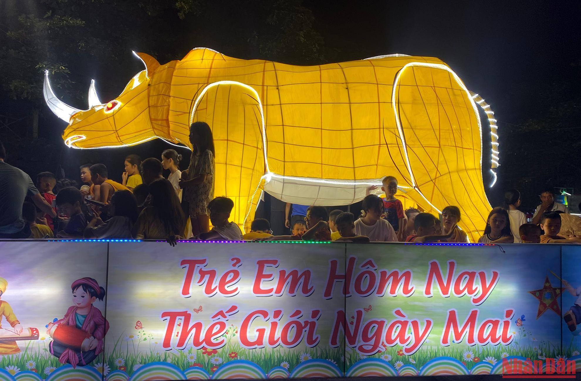 ...sau đó lại trở về các tổ dân phố, tiếp tục hoàn thiện các chi tiết trên mô hình và hôm sau lại diễu hành. Cứ thế, "Tết Trung thu" của thiếu nhi Tuyên Quang kéo dài hơn 1 tháng.