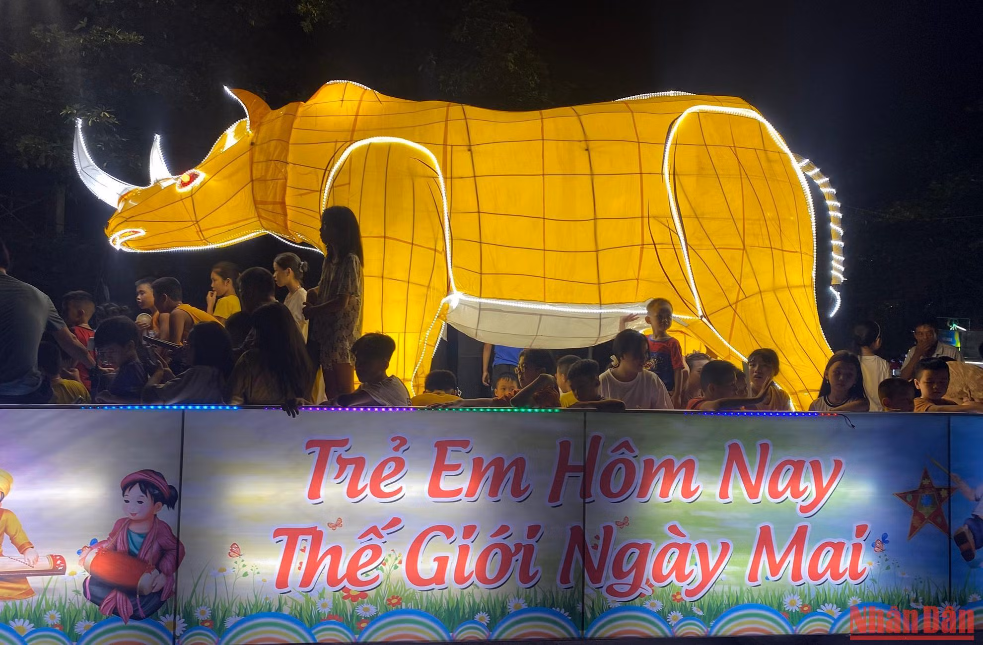 ...sau đó lại trở về các tổ dân phố, tiếp tục hoàn thiện các chi tiết trên mô hình và hôm sau lại diễu hành. Cứ thế, "Tết Trung thu" của thiếu nhi Tuyên Quang kéo dài hơn 1 tháng.