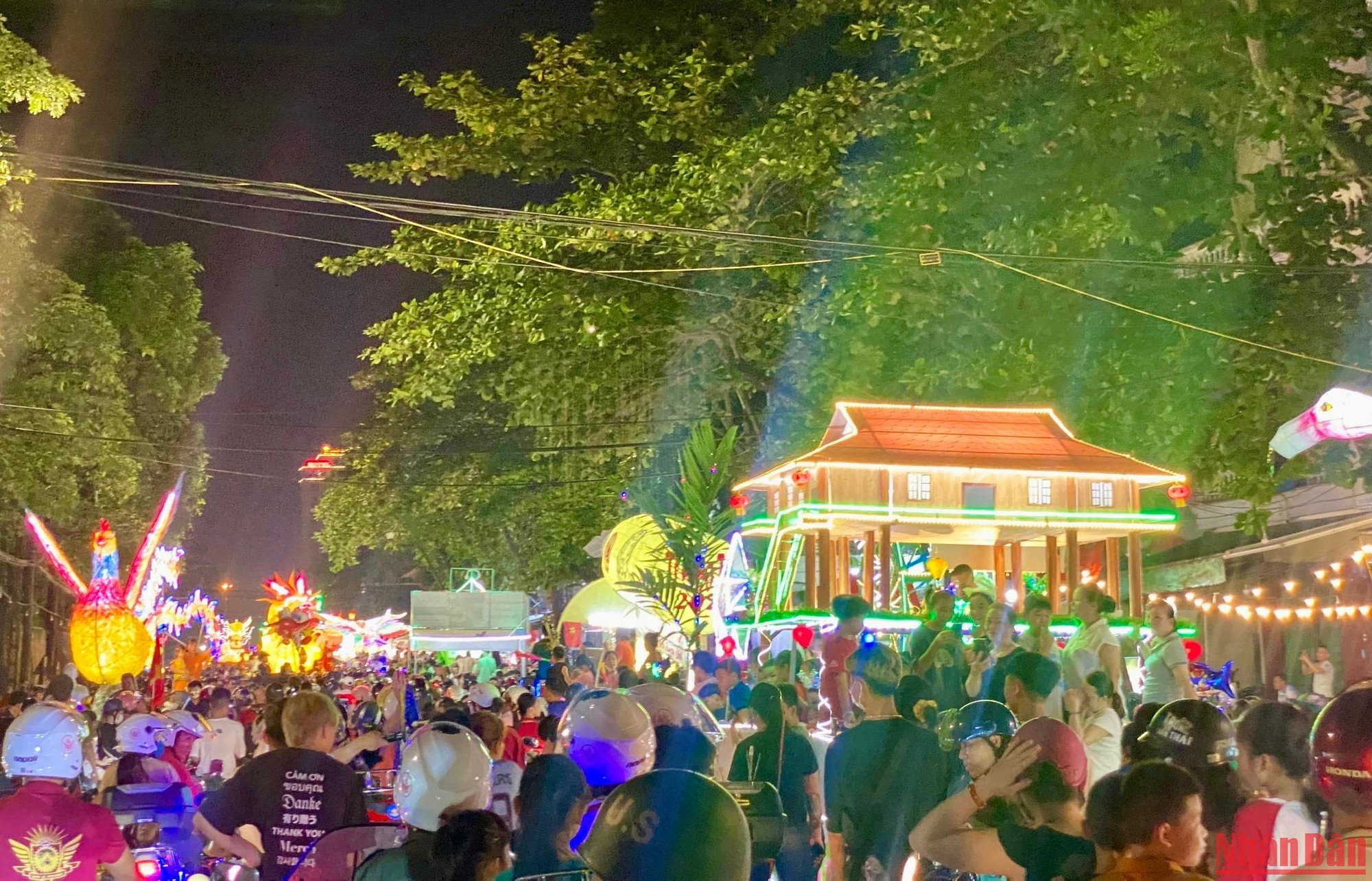 Những ngày thời tiết đẹp, cứ tầm 6-7 giờ tối, người dân đã chở các em nhỏ nô nức ra đường.