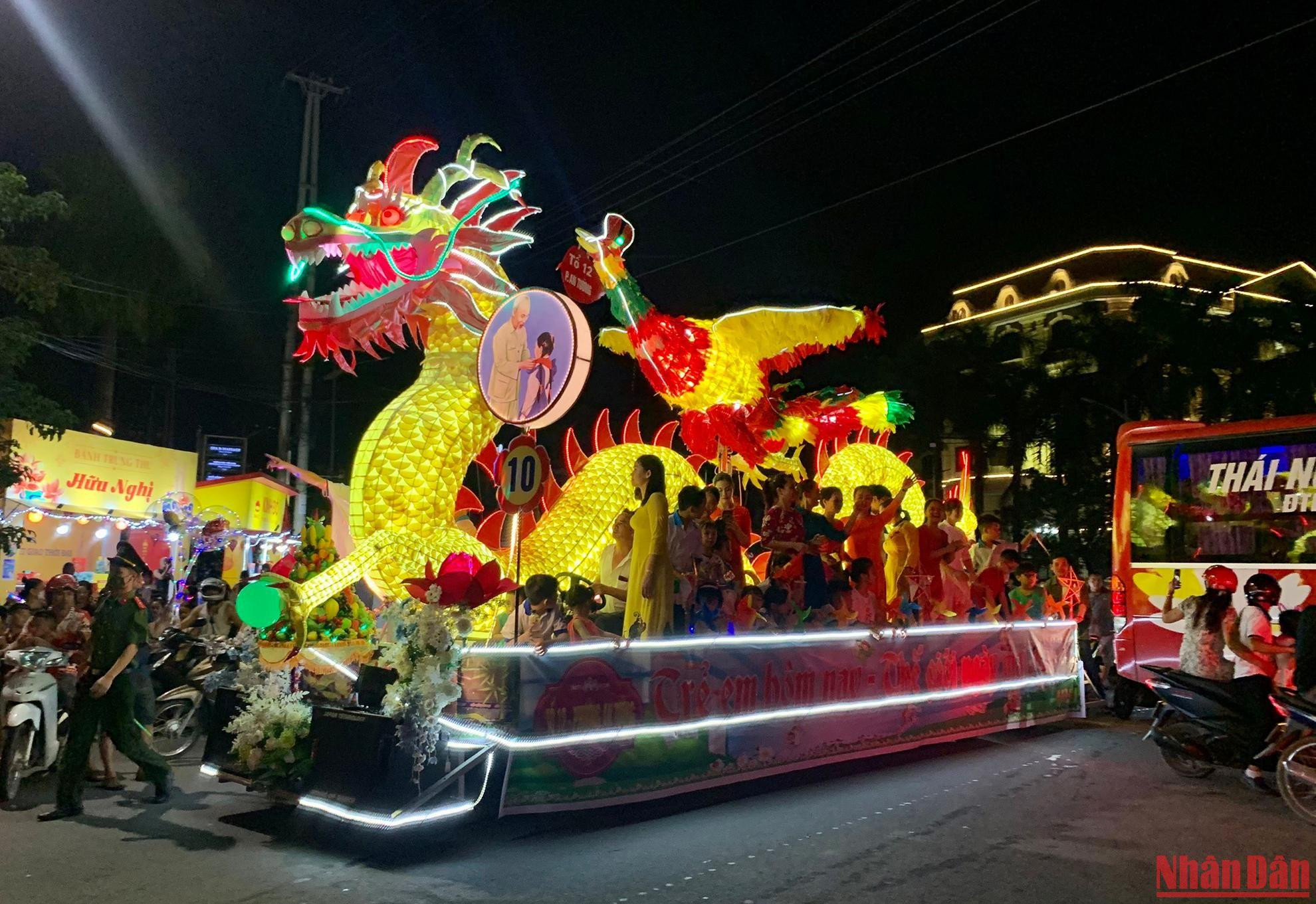 Chủ tịch phường Tân Quang Vũ Xuân Quỳnh cho biết: các mô hình đèn Trung thu khổng lồ đã bắt đầu xuất hiện trên các đường phố từ những ngày đầu tháng 7 âm lịch.