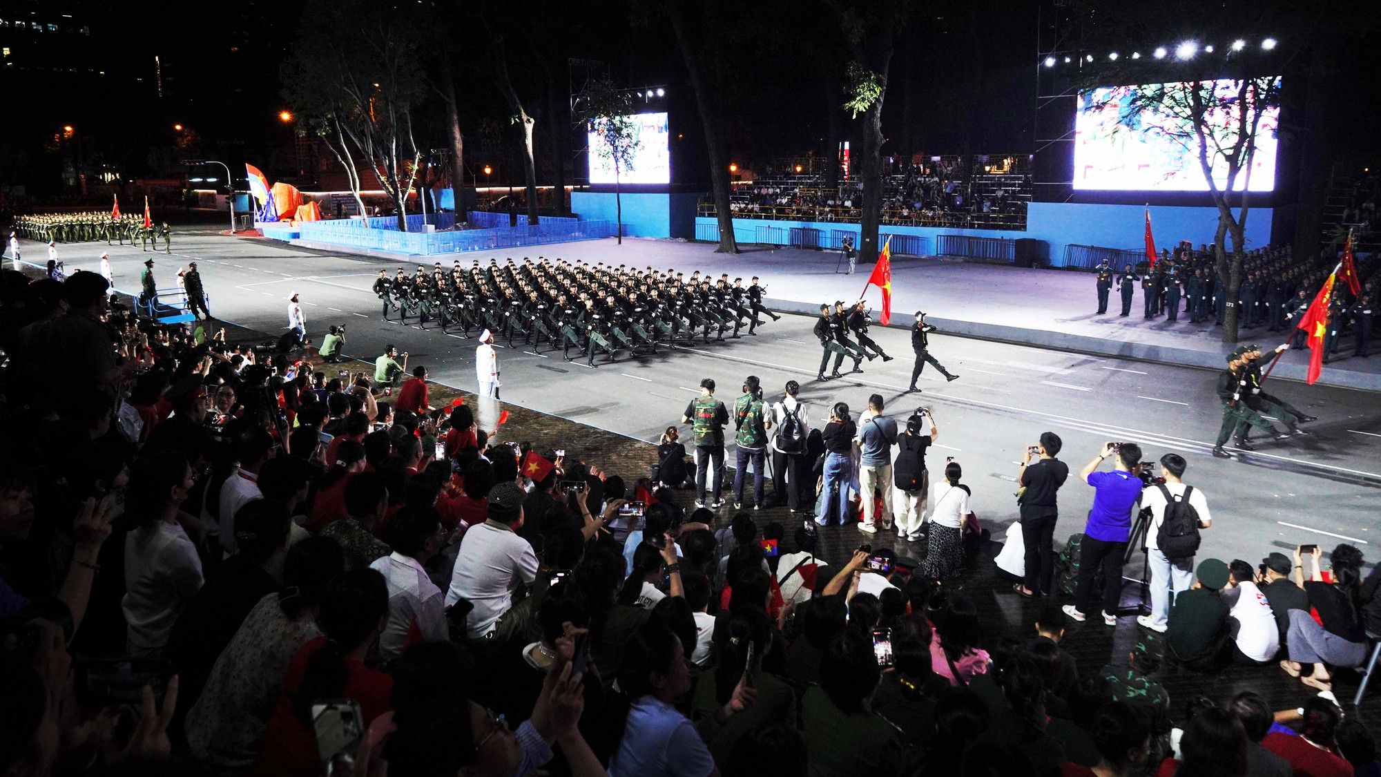 Niềm vui khi các đoàn diễu binh, diễu hành đi ngang qua. Niềm vui khi các đoàn diễu binh, diễu hành đi ngang qua.