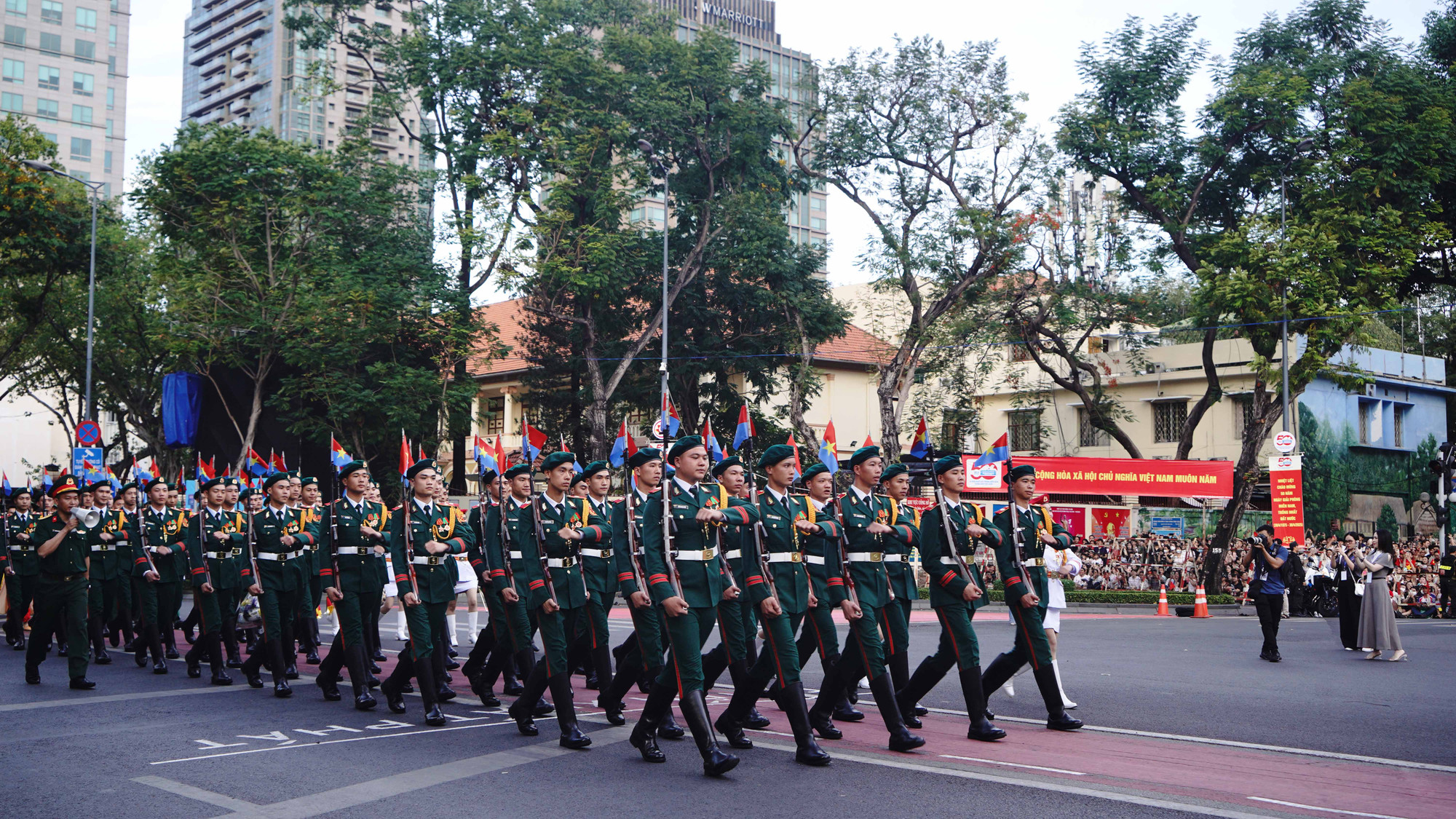 Từ 17giờ, các tuyến đường quanh trung tâm Thành phố Hồ Chí Minh như Lê Duẩn, Phạm Ngọc Thạch, Nam Kỳ Khởi Nghĩa kín người dân ngồi đợi xem hợp luyện diễu binh, diễu hành chuẩn bị cho đại lễ 30/4. Từ 17giờ, các tuyến đường quanh trung tâm Thành phố Hồ Chí Minh như Lê Duẩn, Phạm Ngọc Thạch, Nam Kỳ Khởi Nghĩa kín người dân ngồi đợi xem hợp luyện diễu binh, diễu hành chuẩn bị cho đại lễ 30/4.