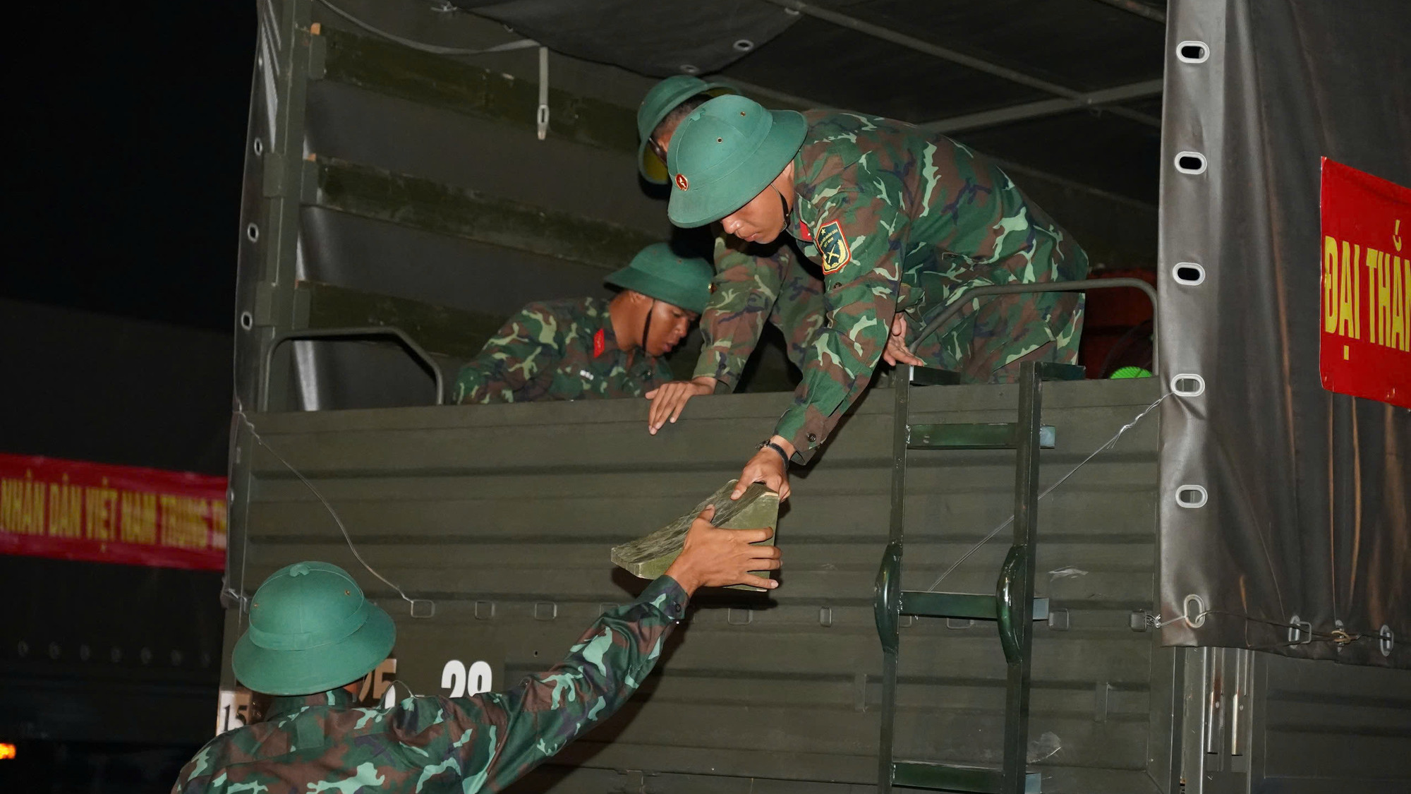 Ghi nhận của phóng viên, khoảng 23 giờ 30 phút, ngày 6/4, đoàn xe chuyên dụng chở pháo đã có mặt khu vực Bến Bạch Đằng, Quận 1, Thành Phố Hồ Chí Minh.