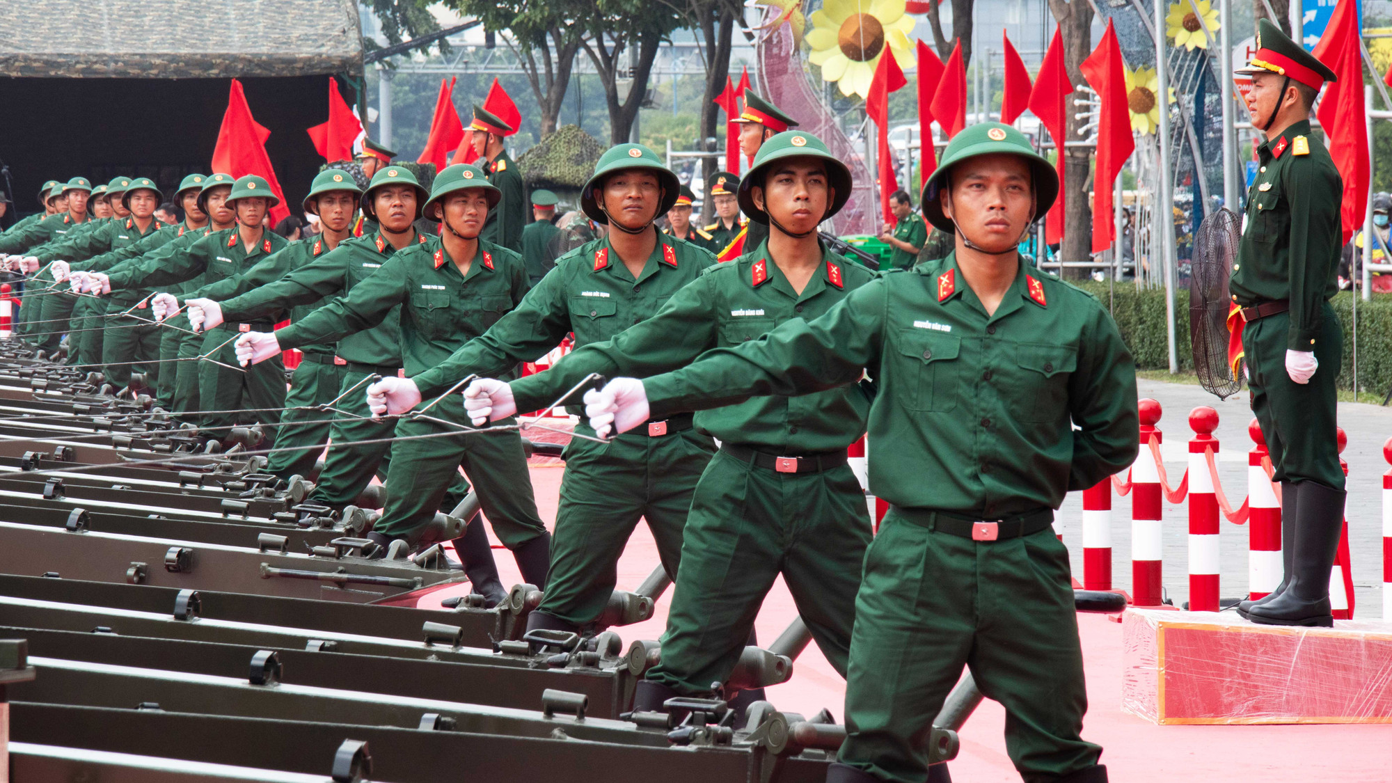 Công tác tập luyện khai hỏa được thực hiện một cách kỷ luật, chuyên nghiệp, đều tăm tắp. Công tác tập luyện khai hỏa được thực hiện một cách kỷ luật, chuyên nghiệp, đều tăm tắp.