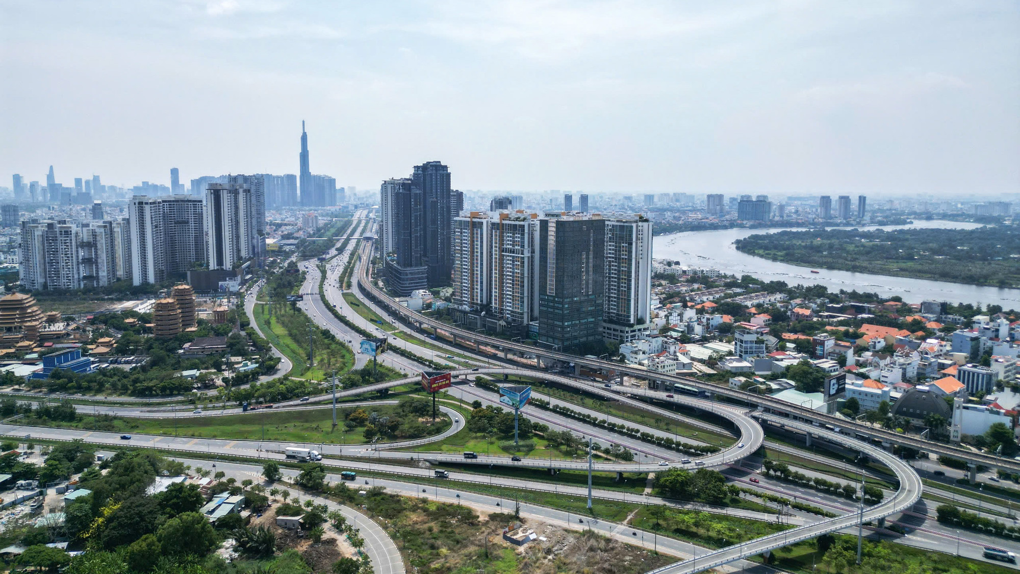 Qua 50 năm, trục đường Võ Nguyên Giáp (Xa lộ Hà Nội cũ) đã chứng kiến sự lột xác ấn tượng về hạ tầng giao thông. Từ một con đường hai làn giản đơn nối Sài Gòn với miền đông, tuyến đường này nay mở rộng lên 8 đến 10 làn xe, được trang bị cầu vượt, hầm chui và các nút giao thông hiện đại. Qua 50 năm, trục đường Võ Nguyên Giáp (Xa lộ Hà Nội cũ) đã chứng kiến sự lột xác ấn tượng về hạ tầng giao thông. Từ một con đường hai làn giản đơn nối Sài Gòn với miền đông, tuyến đường này nay mở rộng lên 8 đến 10 làn xe, được trang bị cầu vượt, hầm chui và các nút giao thông hiện đại.