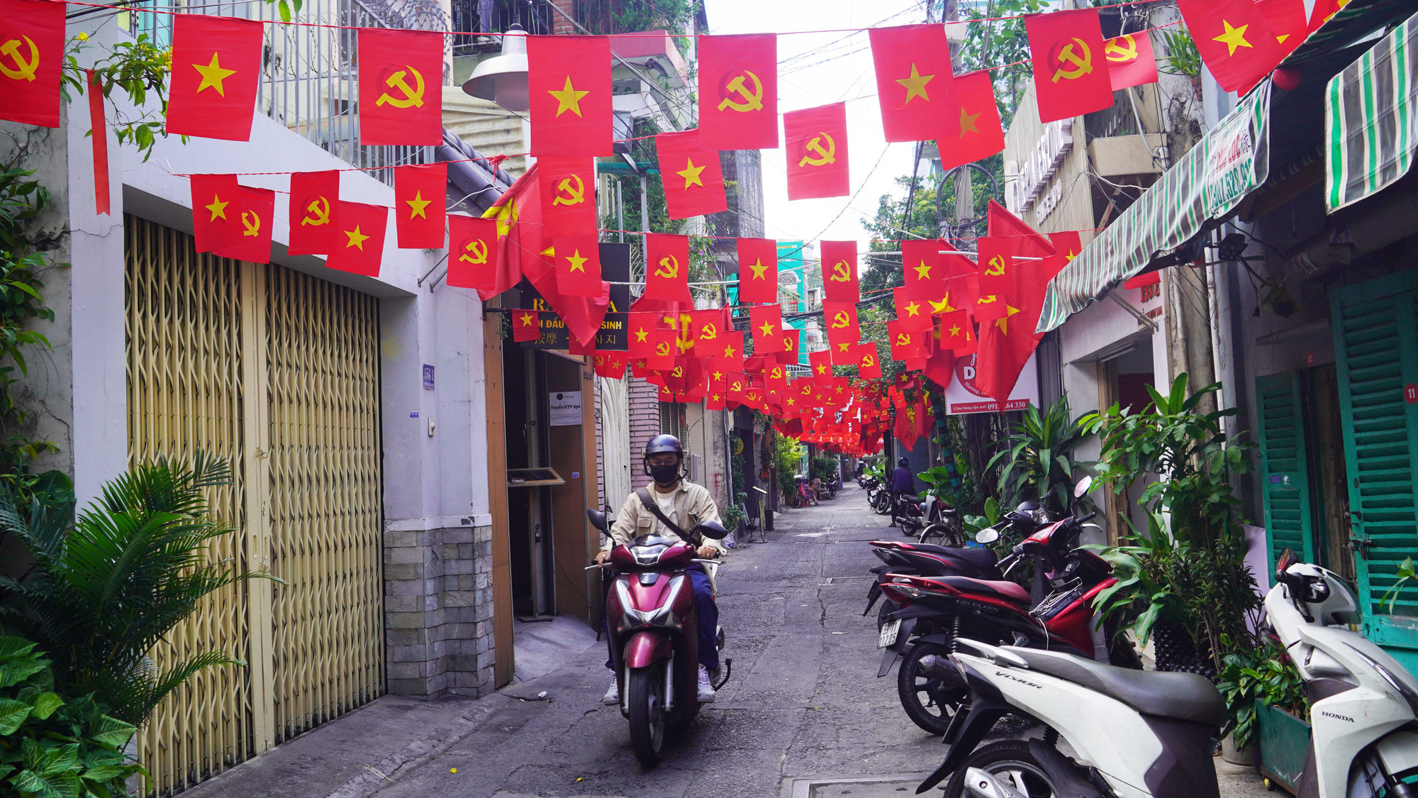 Các tuyến hẻm tại quận 1 lung linh sắc màu cờ đỏ sao vàng.