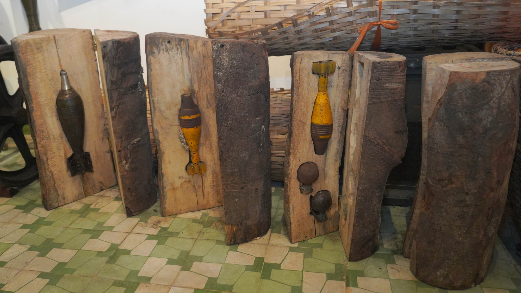 Những khúc gỗ đục rỗng ngụy trang để chứa vũ khí vận chuyển đi các nơi trong nội thành để phục vụ chiến đấu.