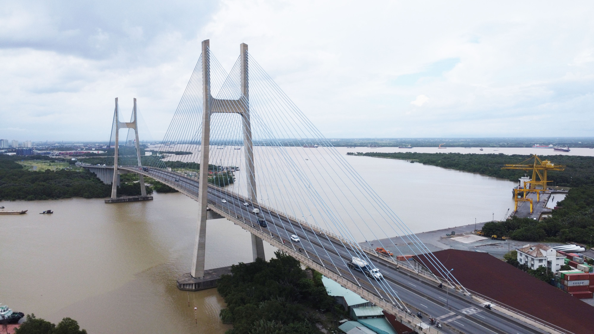 Đại lộ Nguyễn Văn Linh thông xe còn là tiền đề hình thành khu công nghiệp Hiệp Phước, cảng Hiệp Phước, góp phần thu hút mạnh mẽ nhà đầu tư vào khu chế xuất Tân Thuận. Cùng với cầu Phú Mỹ vượt sông Sài Gòn được xây dựng và khai thác, tuyến đường trở thành tuyến vành đai chủ lực tạo mạng lưới giao thông liên hoàn từ khu vực nam Sài Gòn đến các tỉnh miền Tây Nam Bộ và miền Đông Nam Bộ. Đại lộ Nguyễn Văn Linh thông xe còn là tiền đề hình thành khu công nghiệp Hiệp Phước, cảng Hiệp Phước, góp phần thu hút mạnh mẽ nhà đầu tư vào khu chế xuất Tân Thuận. Cùng với cầu Phú Mỹ vượt sông Sài Gòn được xây dựng và khai thác, tuyến đường trở thành tuyến vành đai chủ lực tạo mạng lưới giao thông liên hoàn từ khu vực nam Sài Gòn đến các tỉnh miền Tây Nam Bộ và miền Đông Nam Bộ.
