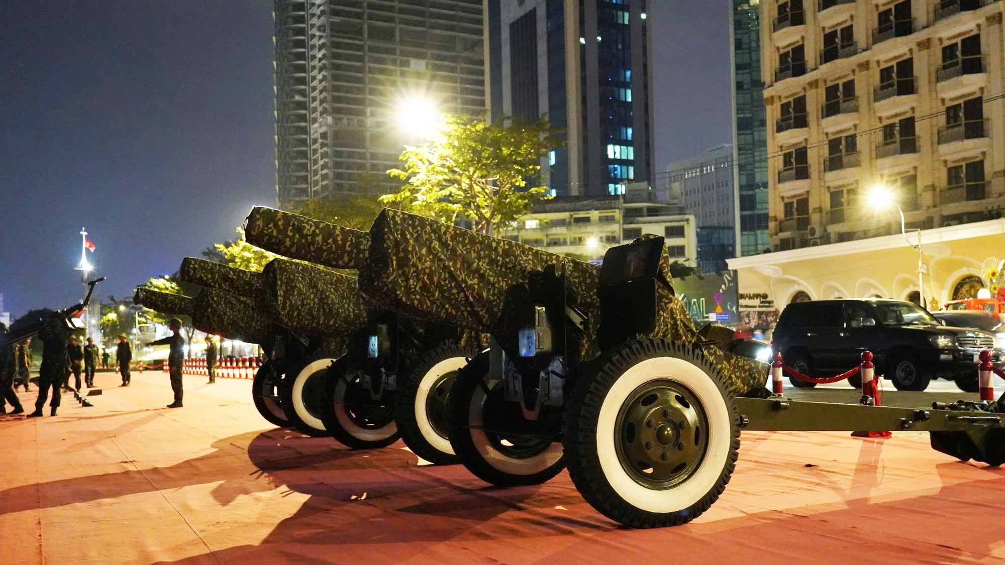 Được biết, mỗi khẩu pháo có trọng lượng đến 4 tấn.